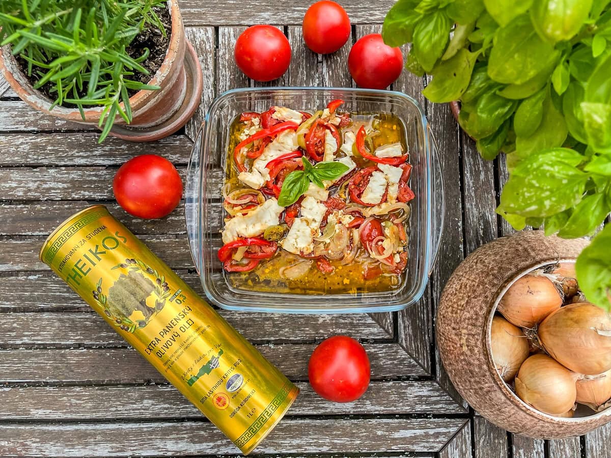 Zapečená feta s olivovým olejem Theikos prostřená na stole